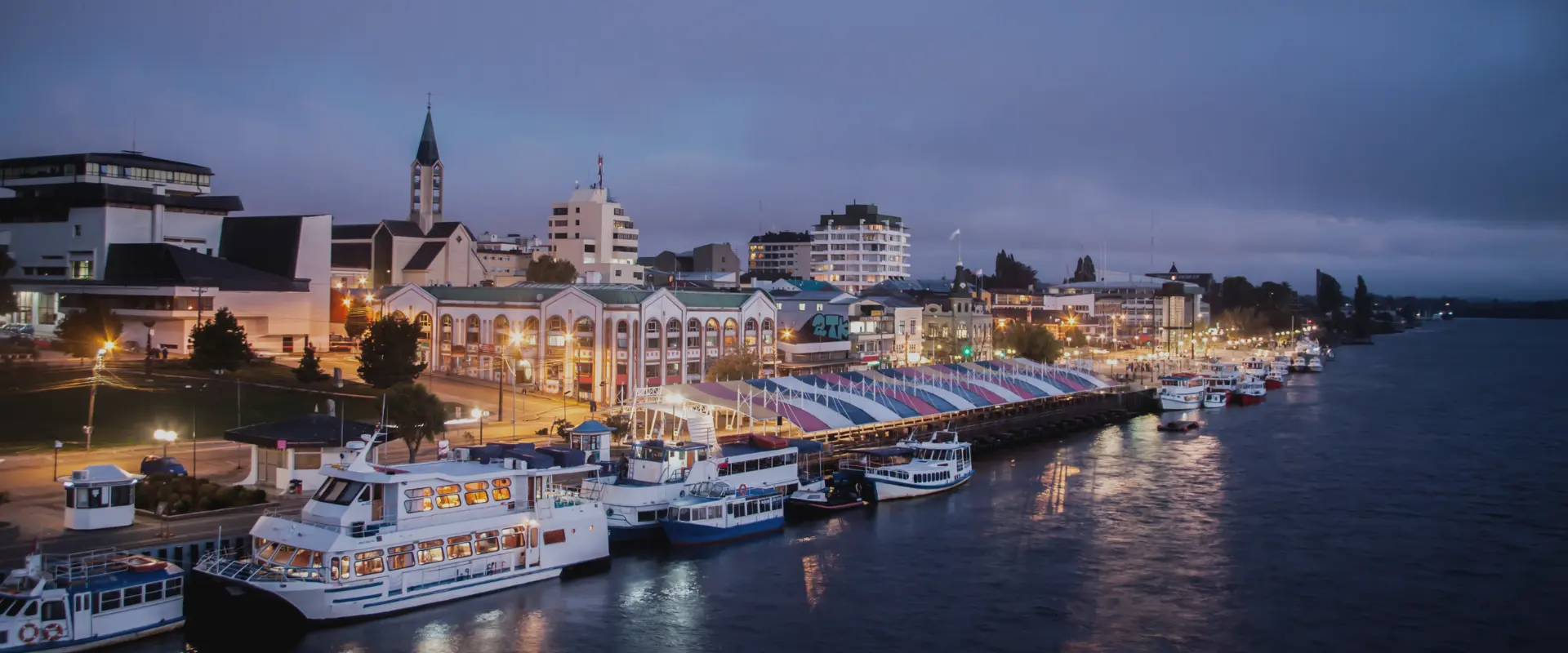 Vista de la costanera y el río en Valdivia al atardecer