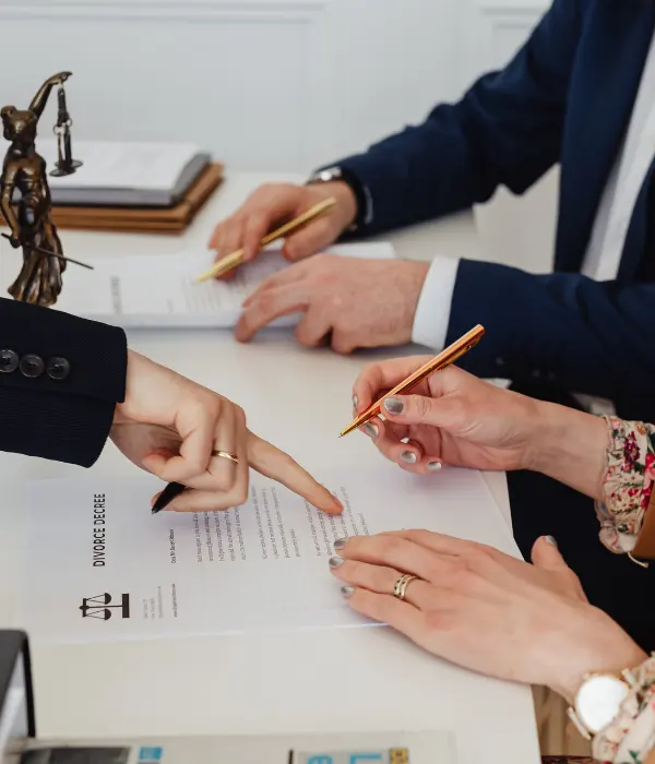 Abogados de divorcio asesorando a clientes
